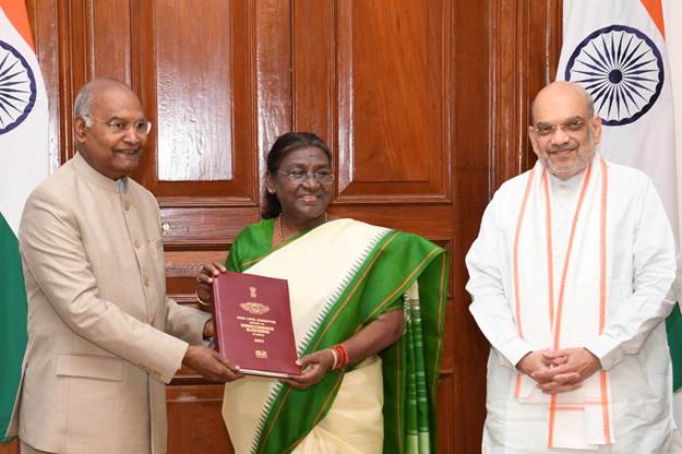 One Nation One Election: A Bold Reform or a Threat to Federalism? Former President Ram Nath Kovind submitting the One Nation One Election report to President Droupadi Murmu in the presence of Home Minister Amit Shah.